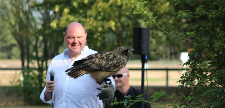 Foto vum Pascal Hansen deen séng Zeremonie hällt.