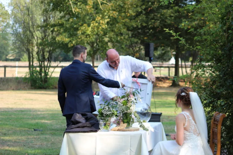 Foto vun der Koppel mat engem Säbel während dem Ritual.